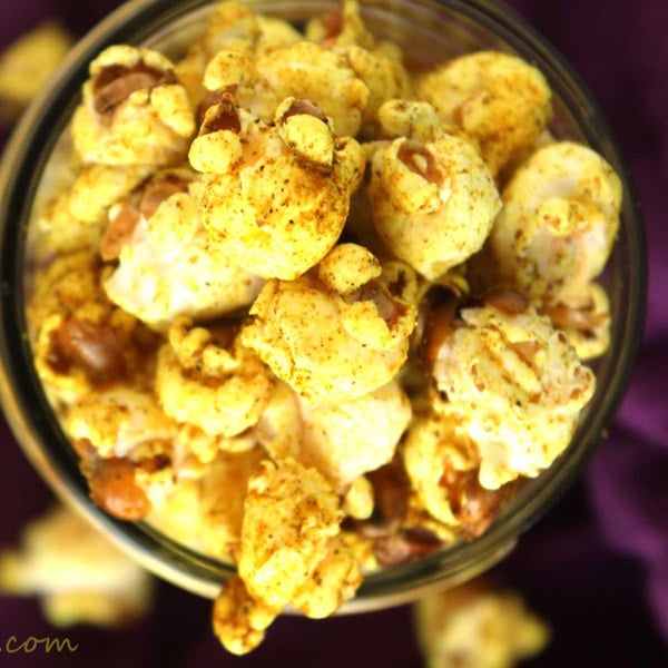 Coconut Curry Popcorn by @JesseLWellness #curry #healthysnack