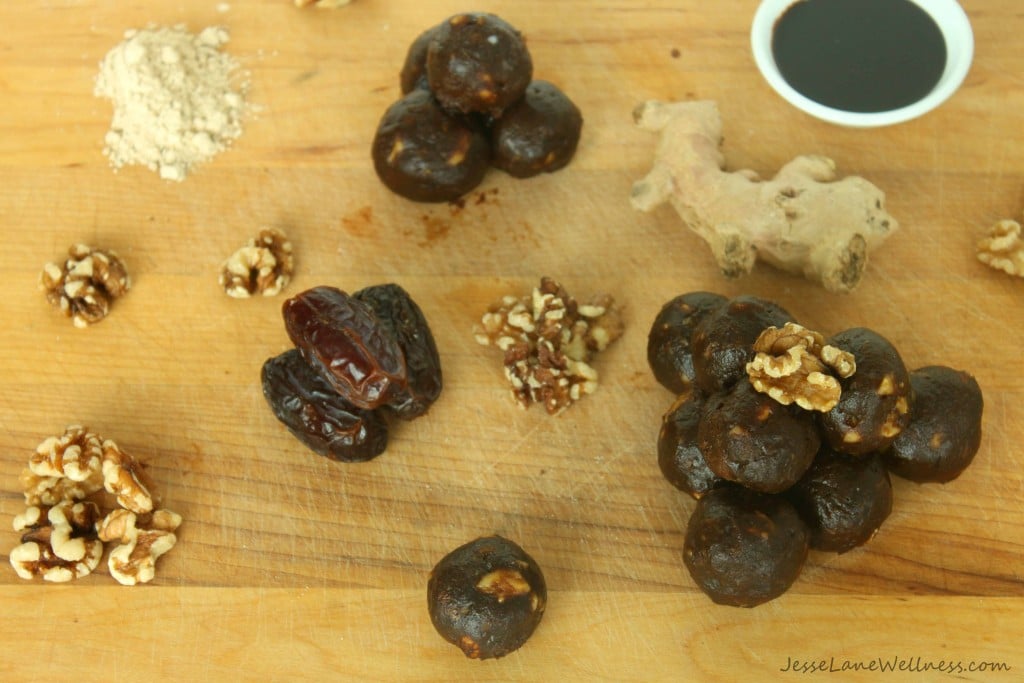 Gooey Gingerbread Protein Balls by @jesselwellness #protein #raw