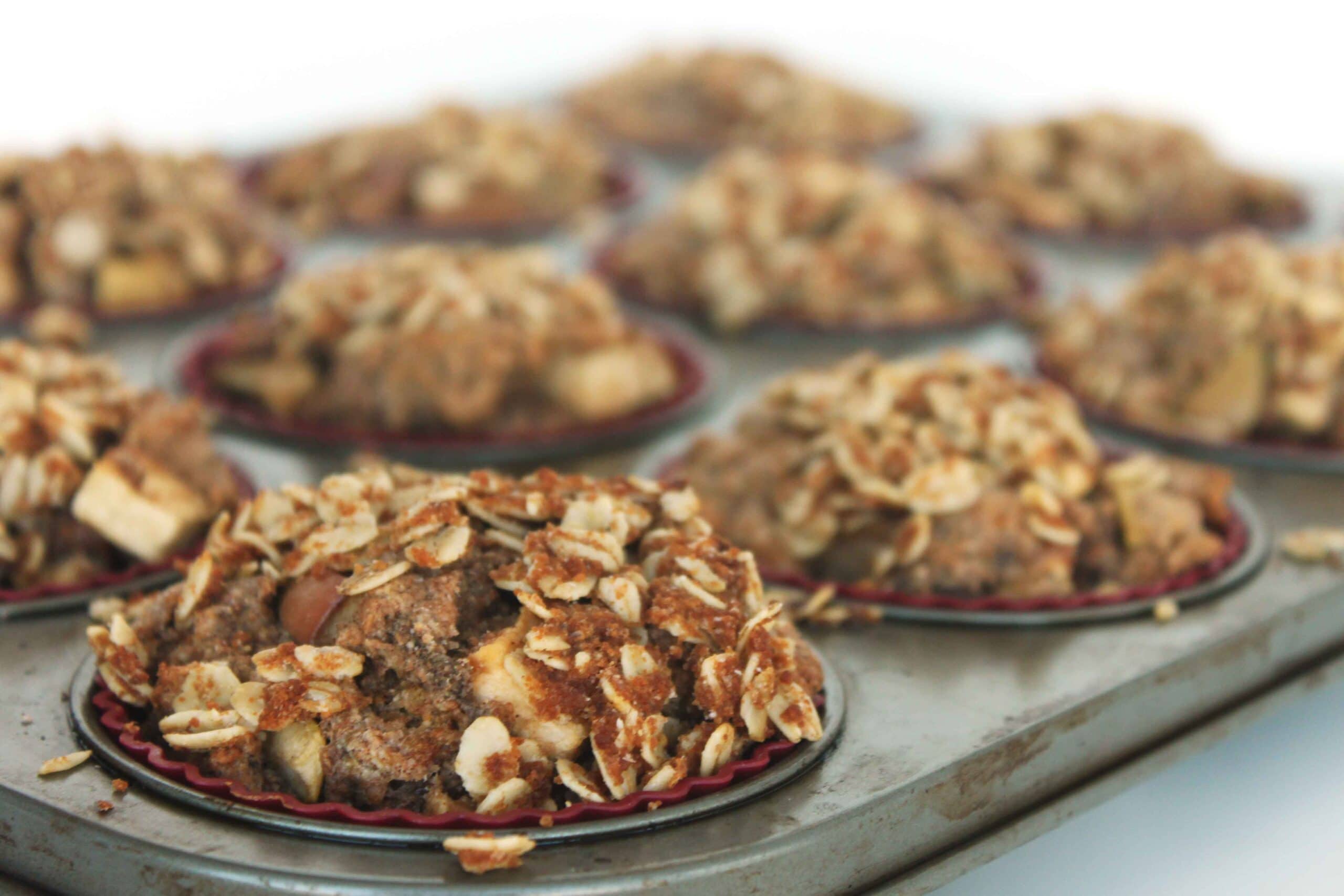 Apple Cinnamon Muffins by @jesselwellness #muffin #vegan