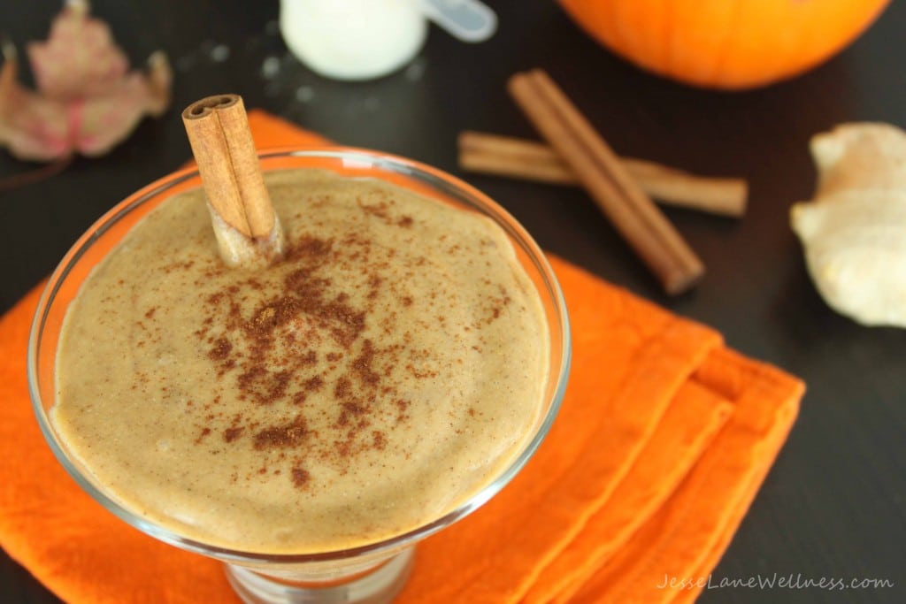 Pumpkin Spice Smoothie by @jesselwellness #smoothie #pumpkinpie