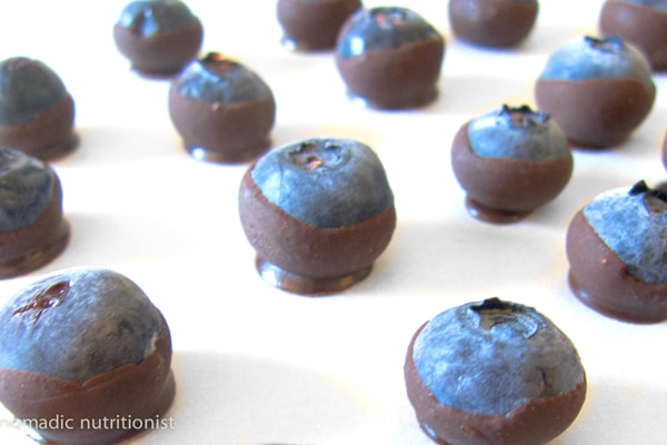 No Sugar Desserts Recipe Roundup with @jesselwellness Homemade chocolate shell #chocolate #sugarfree