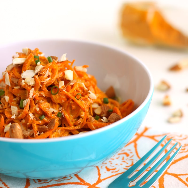 Carrot Salad with Creamy Turmeric Sauce by @jesselwellness #carrot #healthysalad