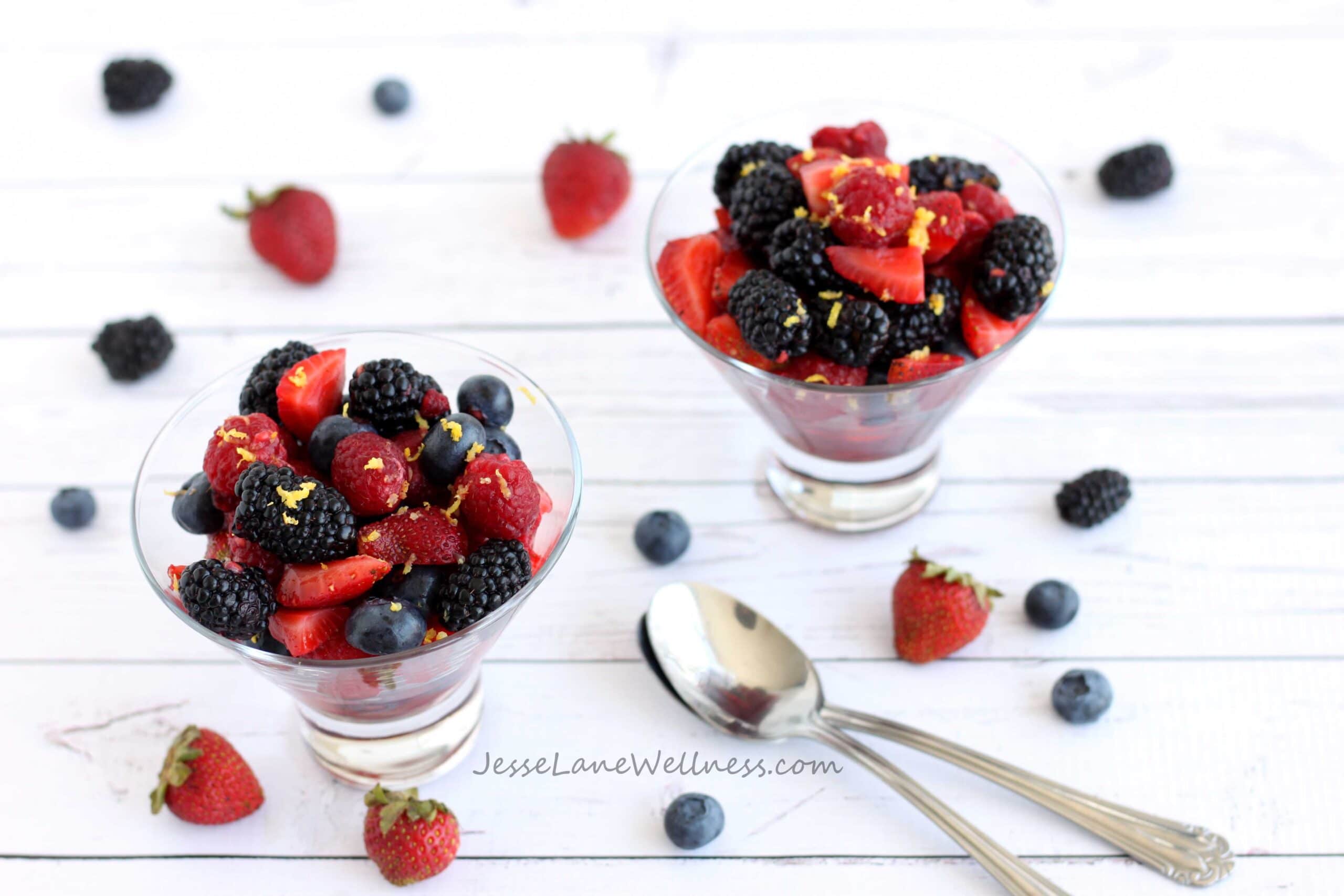 Summer Berry Salad by @jesselwellness #berrysalad #blueberries