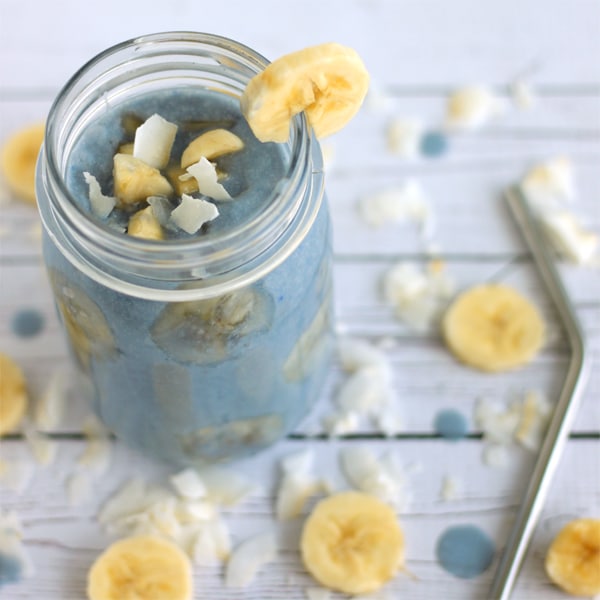 Banana Coconut Blue Matcha Smoothie by @jesselwellness #coconut #healthysmoothie