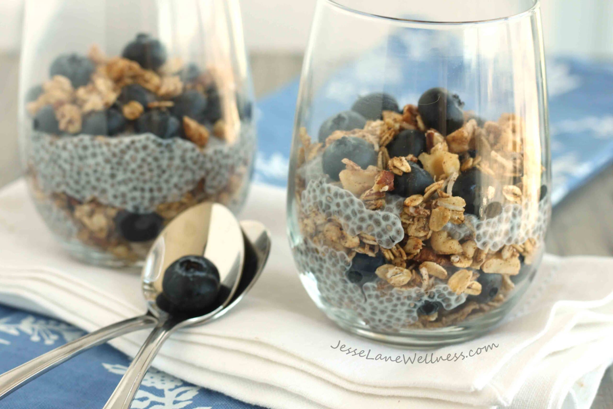 Chia Blueberry Parfaits by @jesselwellness #glutenfreebreakfast #veganparfait