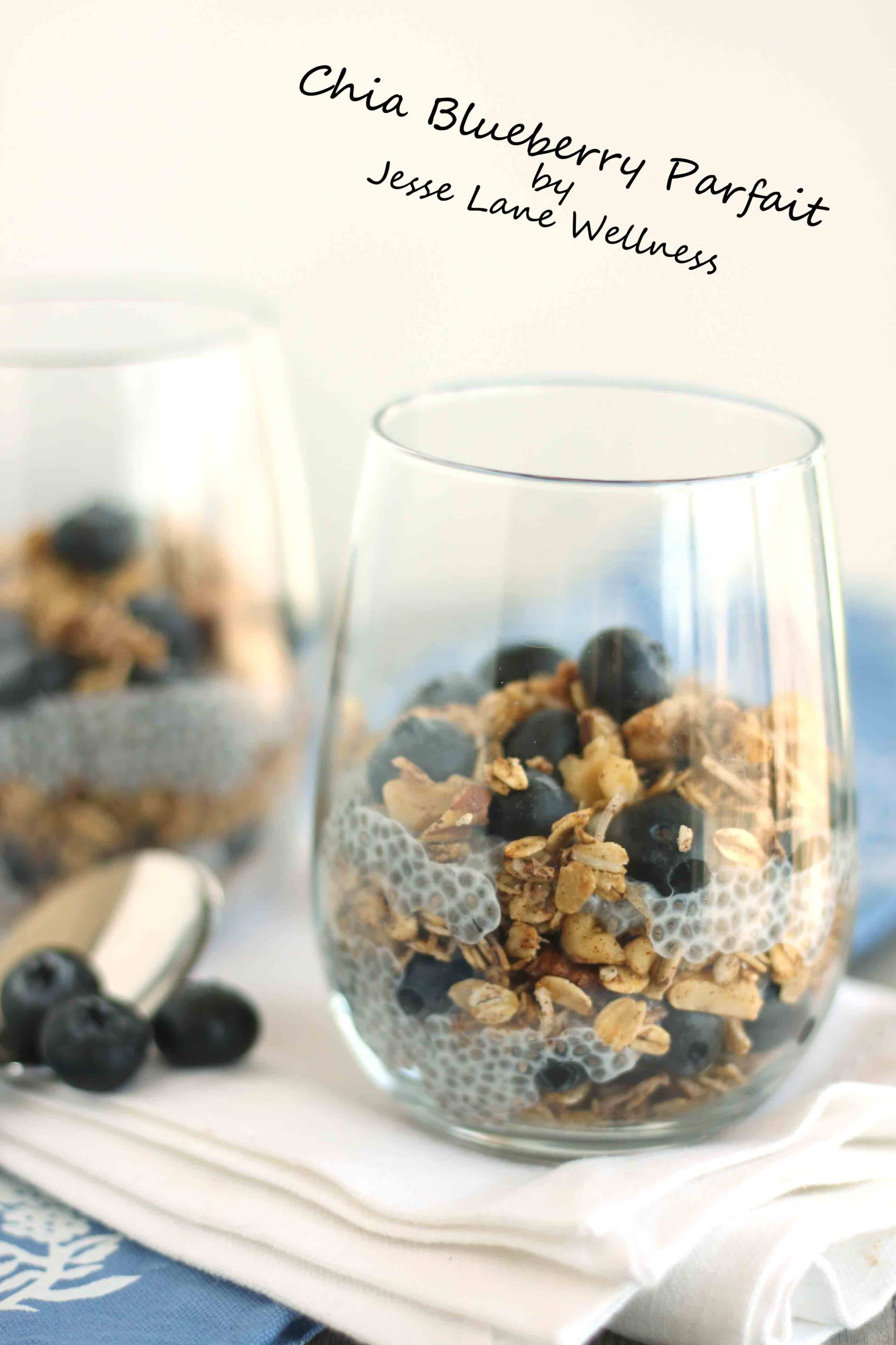 Chia Blueberry Parfait by @jesselwellness #parfait #healthybreakfast