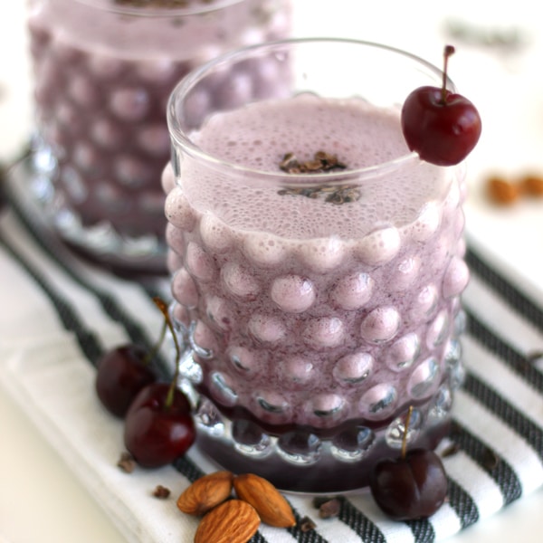Almond Cherry Smoothie by @jesselwellness #21daysofsmoothies #smoothies
