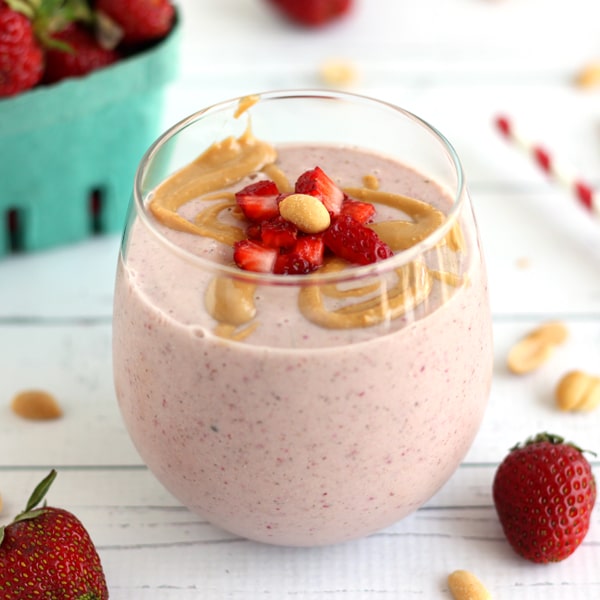 Healthy PB&J Smoothie by @jesselwellness #smoothie #peanutbutter square