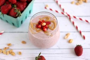 Healthy PB&J Smoothie by @jesselwellness #smoothie #stawberrysmoothie