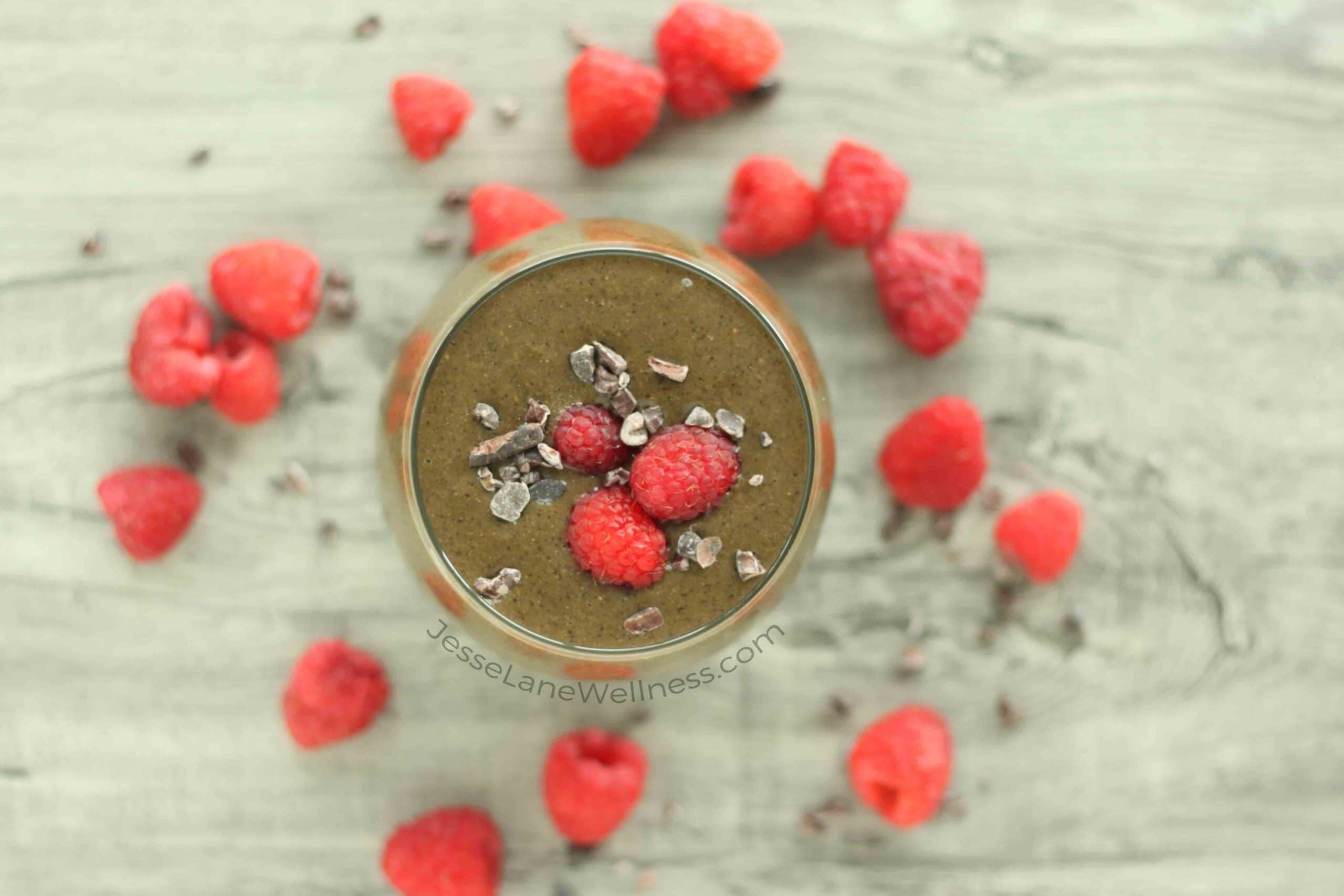Chocolate Raspberry Smoothie by @jesselwellness #healthysmoothie #chocolate