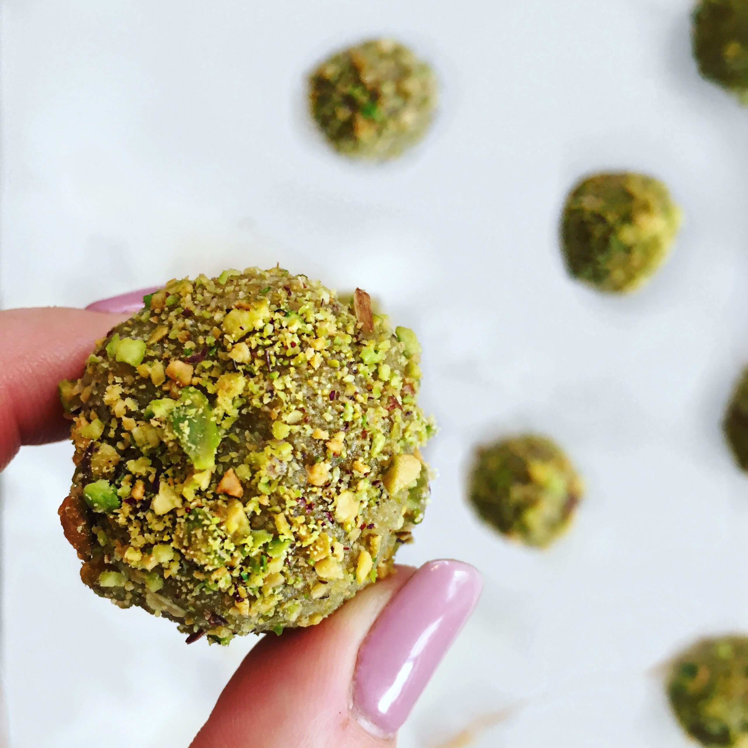 Sesame Pistachio Energy Bites on @jesselwellness by Wellness By Stella #pistachio #holidaydessert