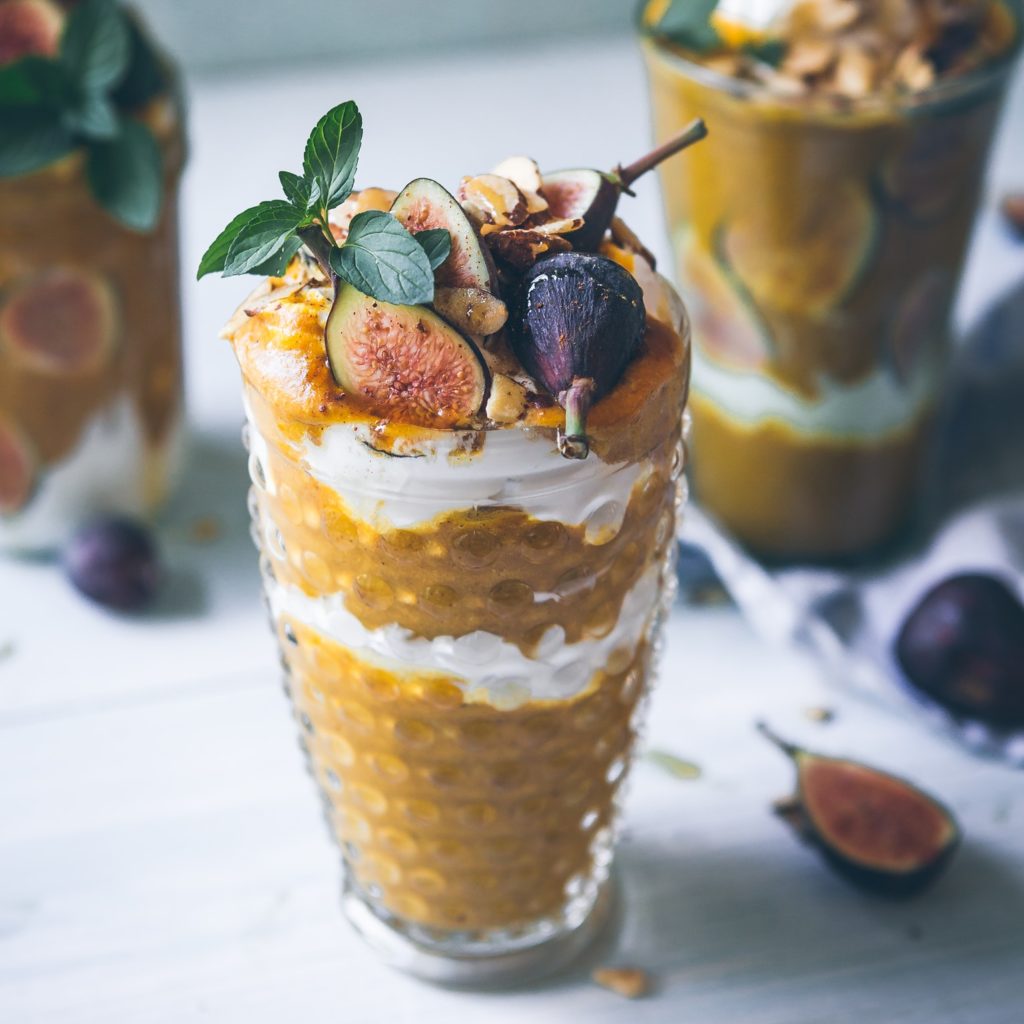 4 Healthy and Delicious Smoothie Recipes for Fall on @jesselwellness #fallsmoothie