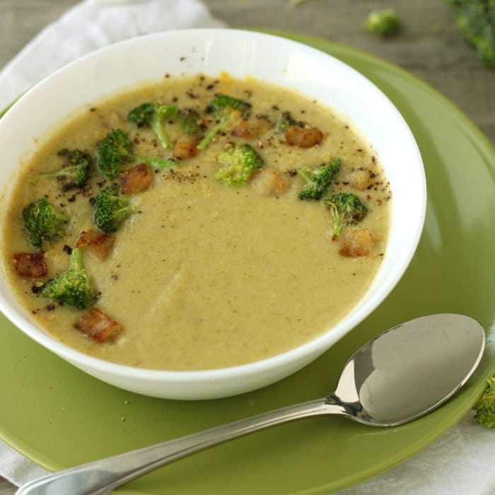 Vegan Broccoli Cheddar Soup by @jesselwellness #homemadesoup