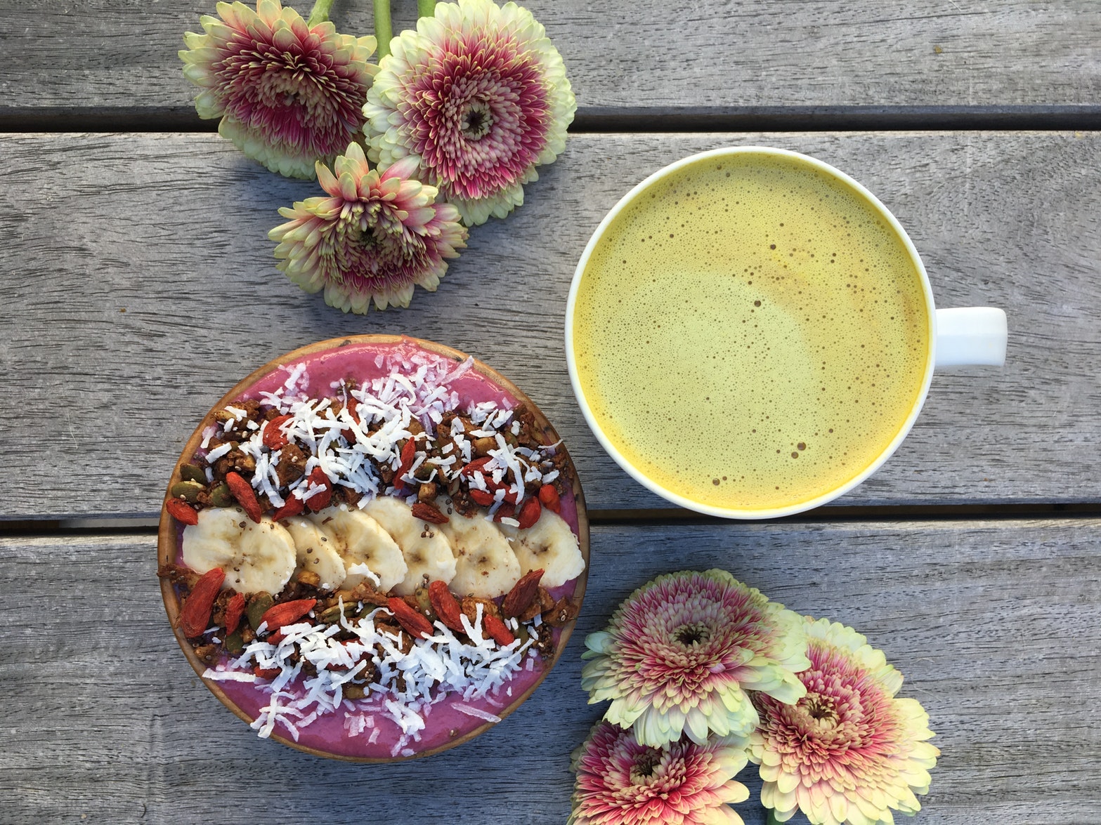 How to build a Smoothie Bowl photo by @lucyturner