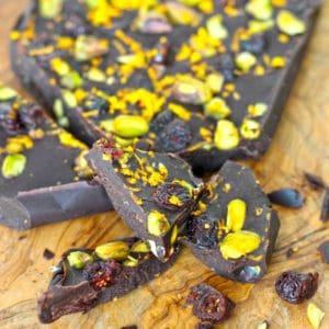 Holiday Chocolate Bark by @jesselwellness #holidaybark #christmasdessert