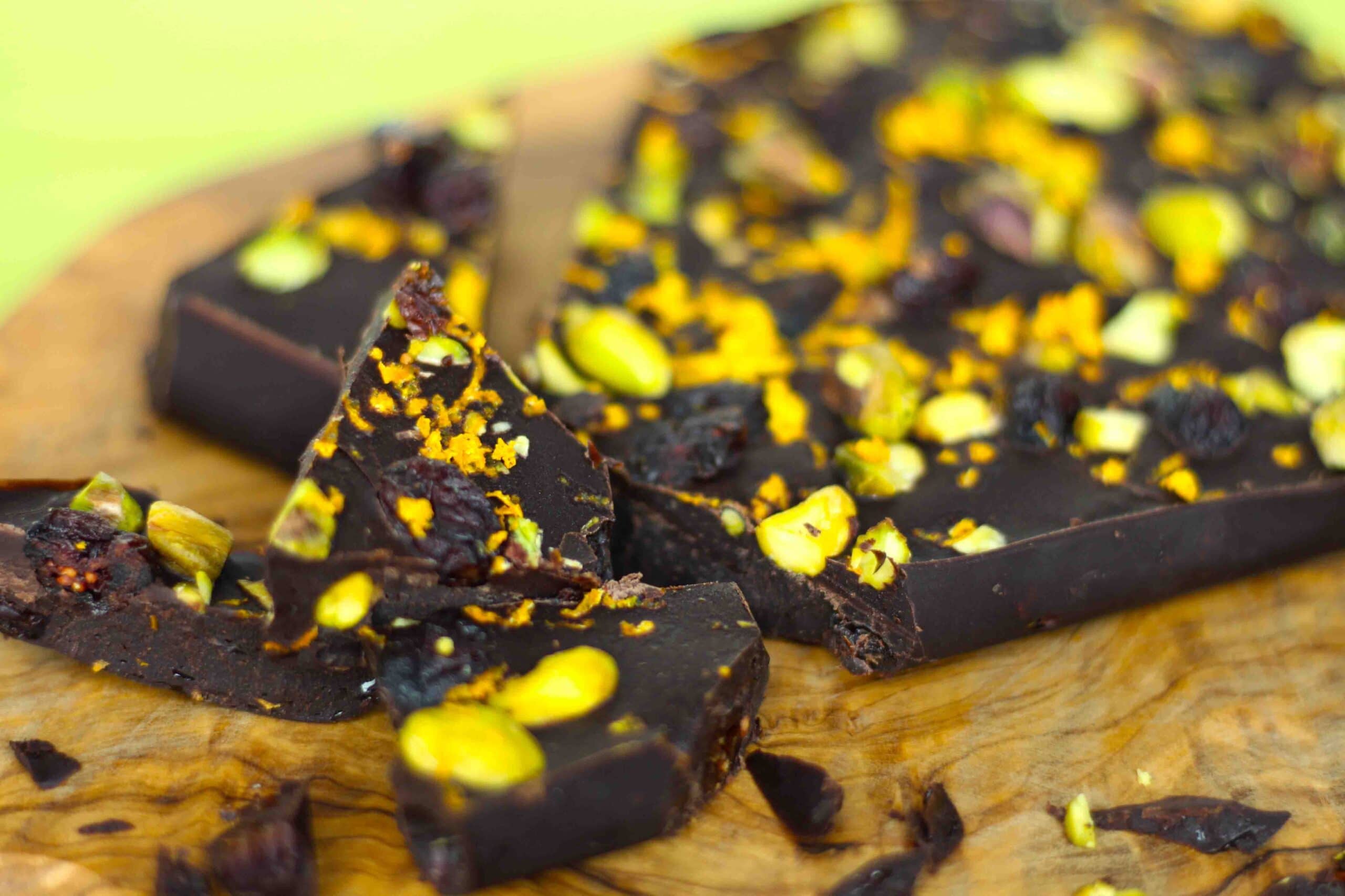 Holiday Chocolate Bark by @jesselwellness #holidaychocolate #chocolatebark