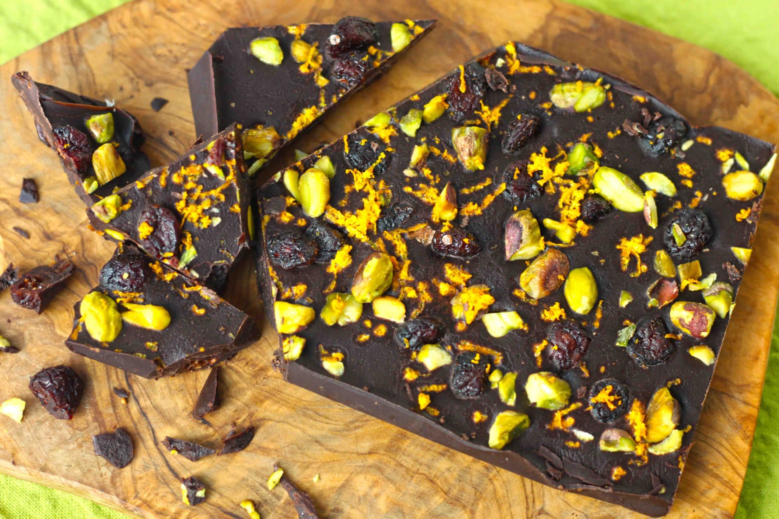 Holiday Chocolate Bark by @jesselwellness #holidayeats #holidayfood