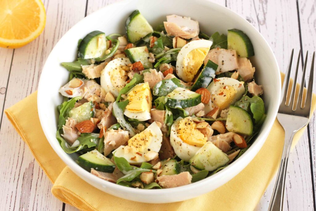 Egg and Tuna Protein-packed Salad by @jesselwellness