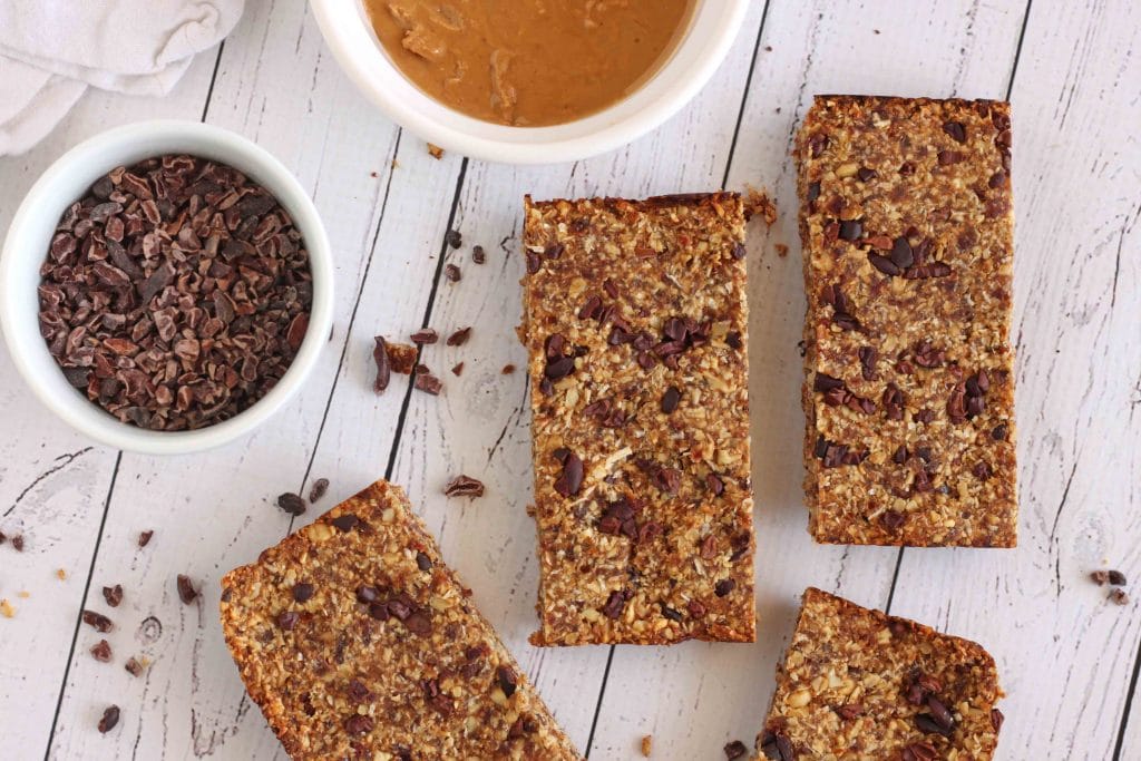 Chocolate Peanut Butter Energy Bars by @jesselwellness #energybars