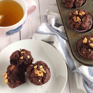 Chocolate Zucchini Muffins by @jesselwellness