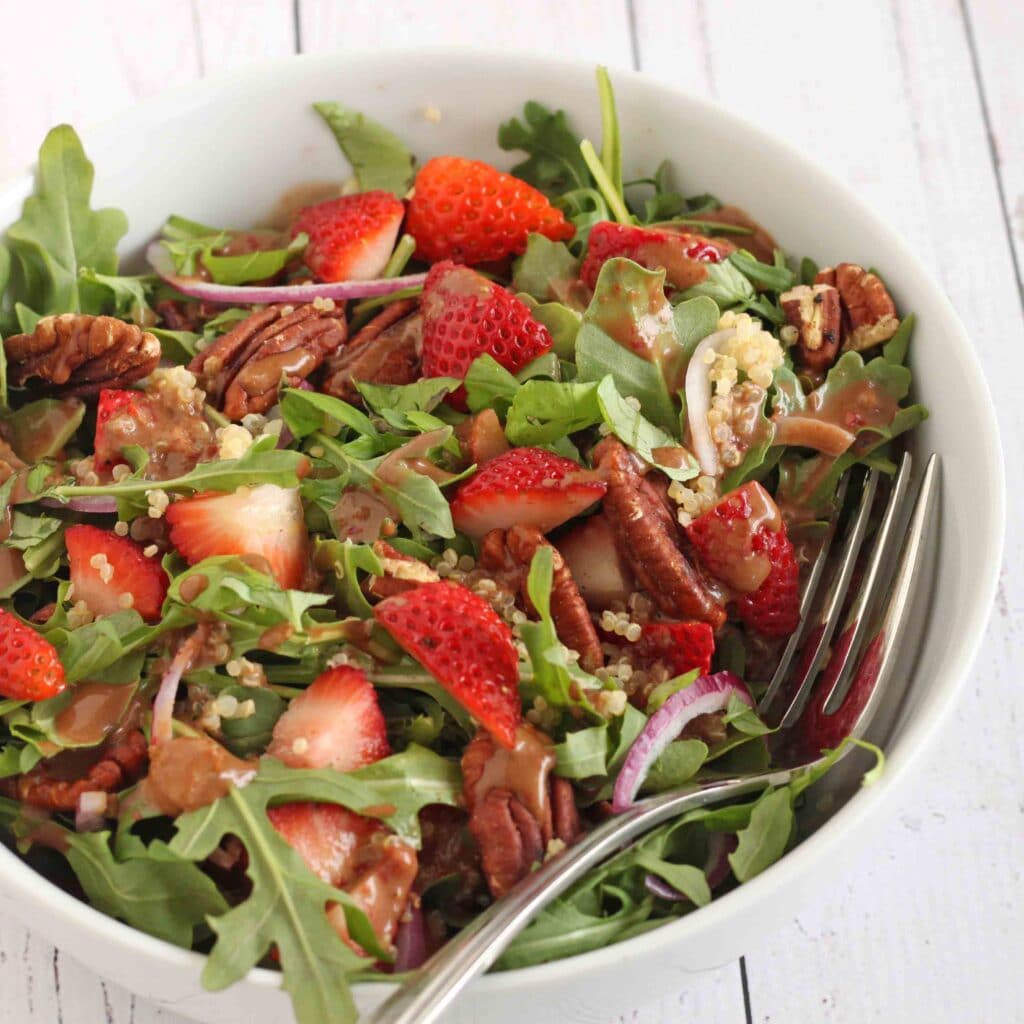 Strawberry Arugula Salad with Strawberry Balsamic Vinaigrette by @jesselwellness