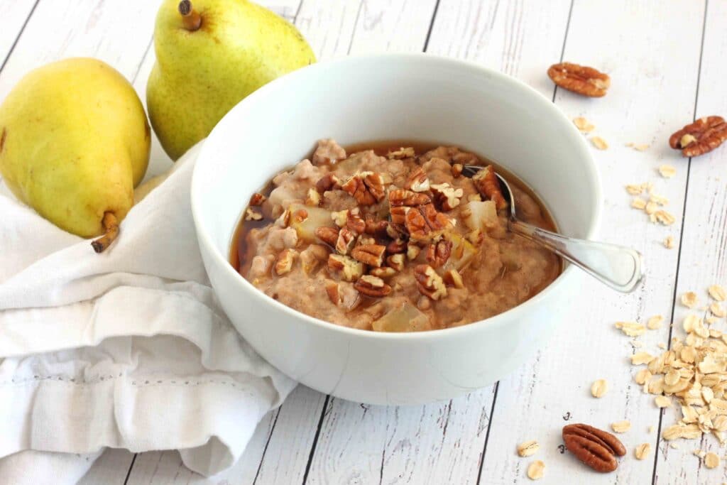 Cardamom Pear Oatmeal by @jesselwellness #pearoats
