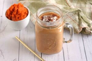Coconut Pumpkin Pie Smoothie by @jesselwellness #pumpkinpiesmoothie