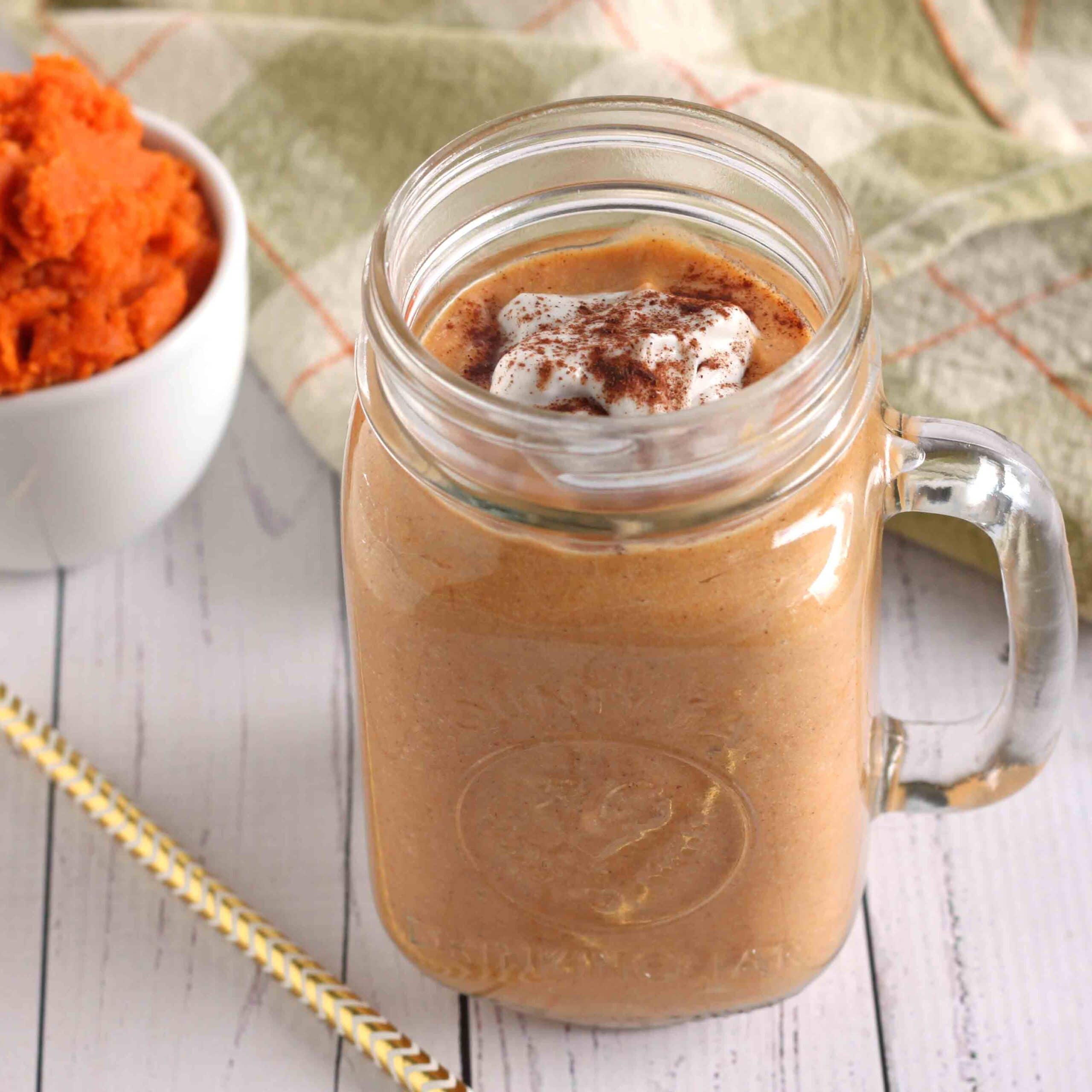 Coconut Pumpkin Pie Smoothie by @jesselwellness #vegansmoothie