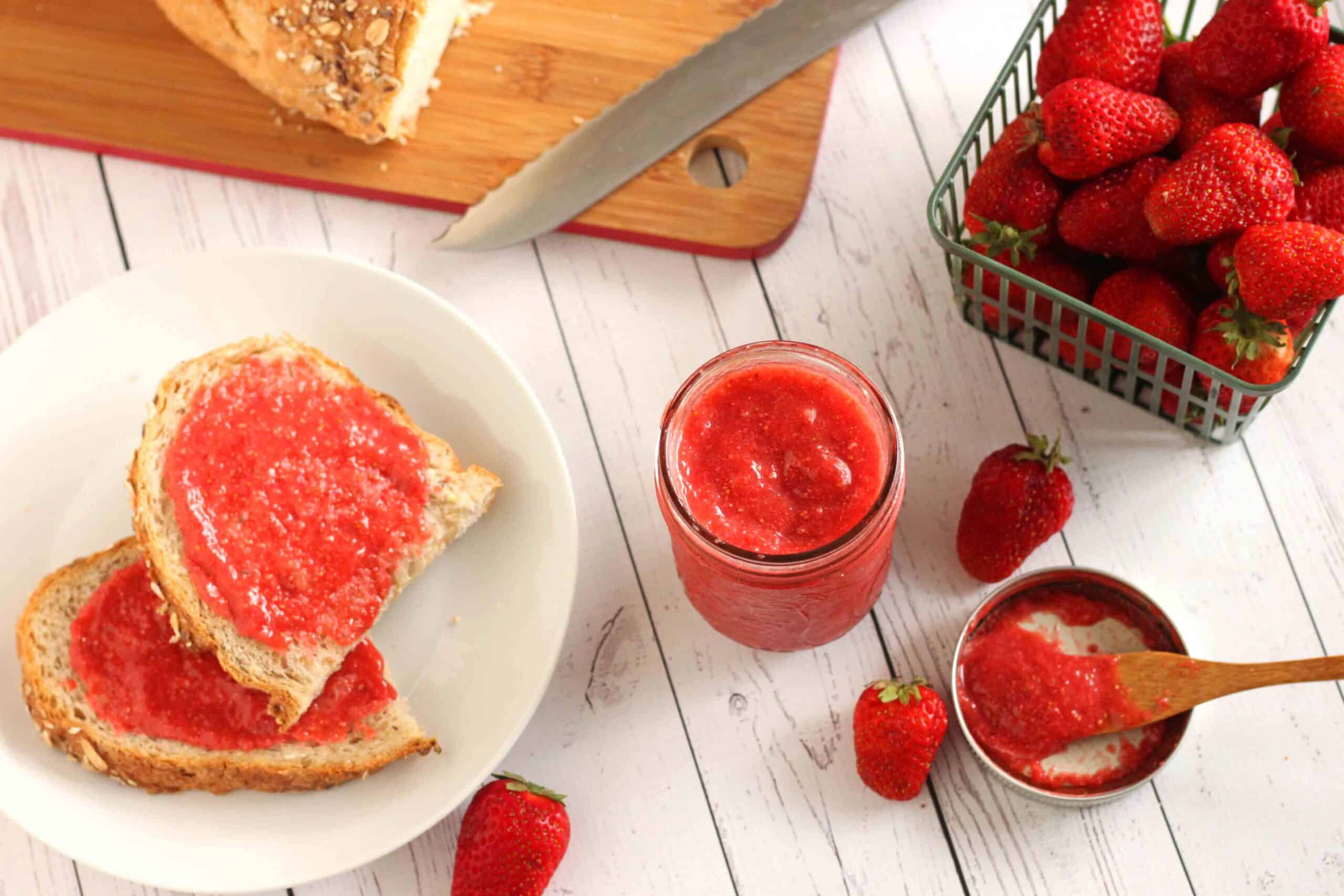 Four-Ingredient Strawberry Chia Jam by @jesselwellness